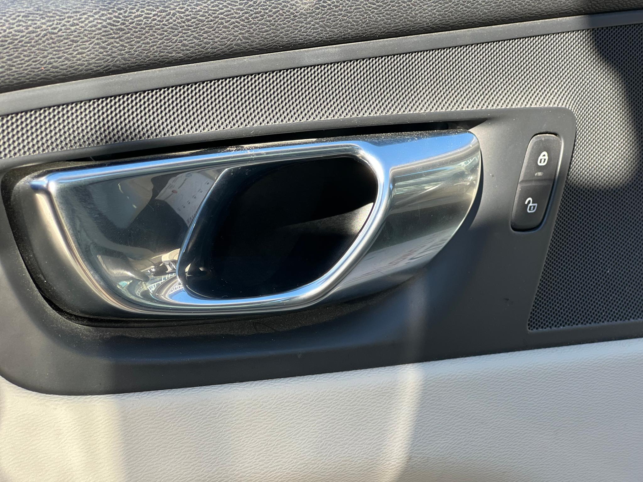 Volvo XC60 RECHARGE - INSCRIPTION T6 Hybrid AWD - Primul proprietar - foto 17
