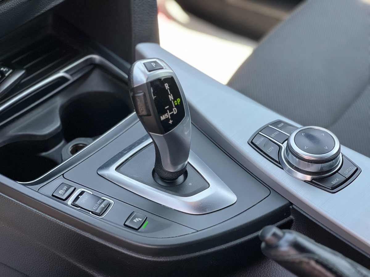 BMW Seria 3 2018 318i - foto 14