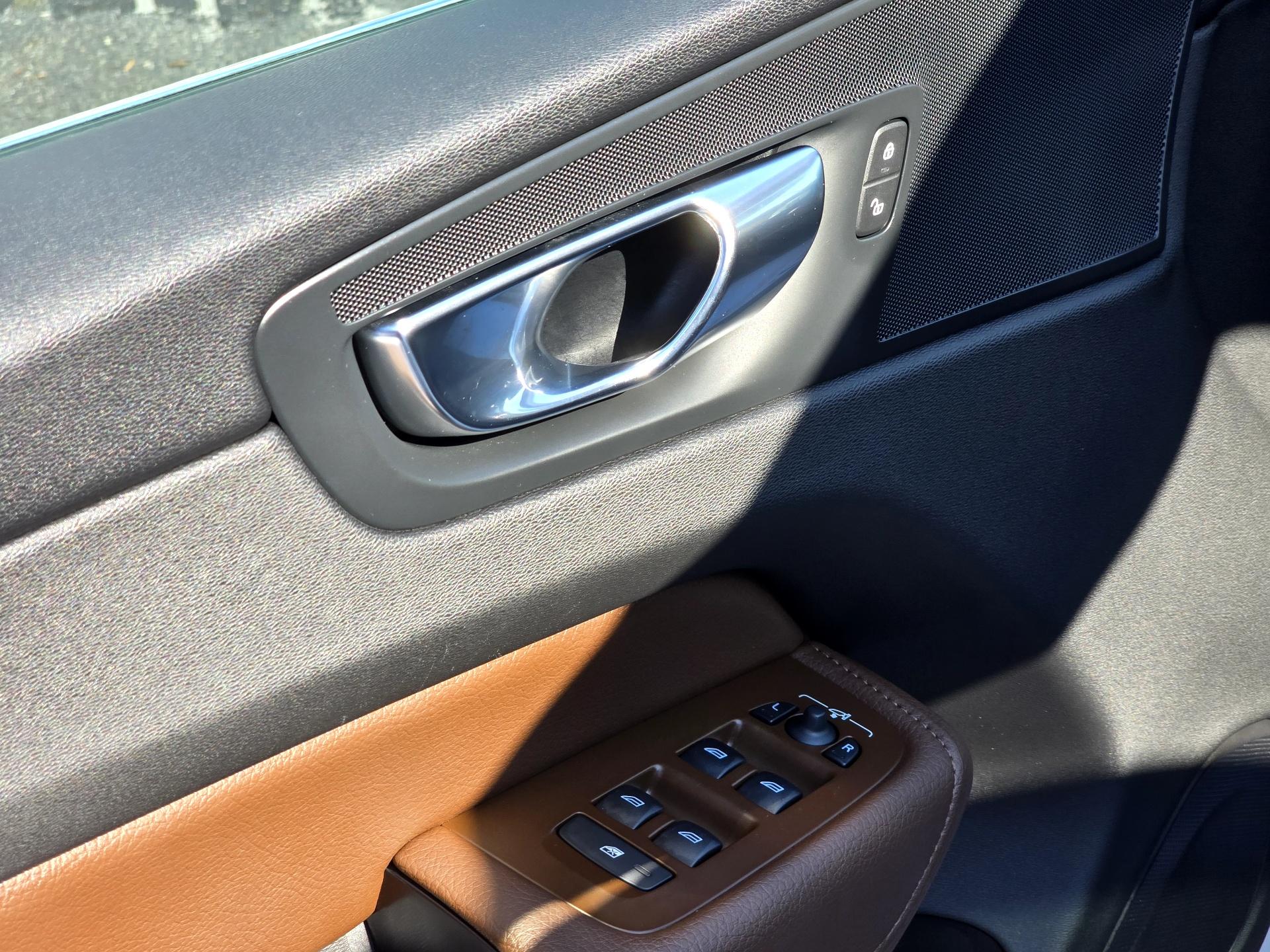 Volvo XC60 RECHARGE - INSCRIPTION T6 Hybrid AWD - Primul proprietar - foto 9