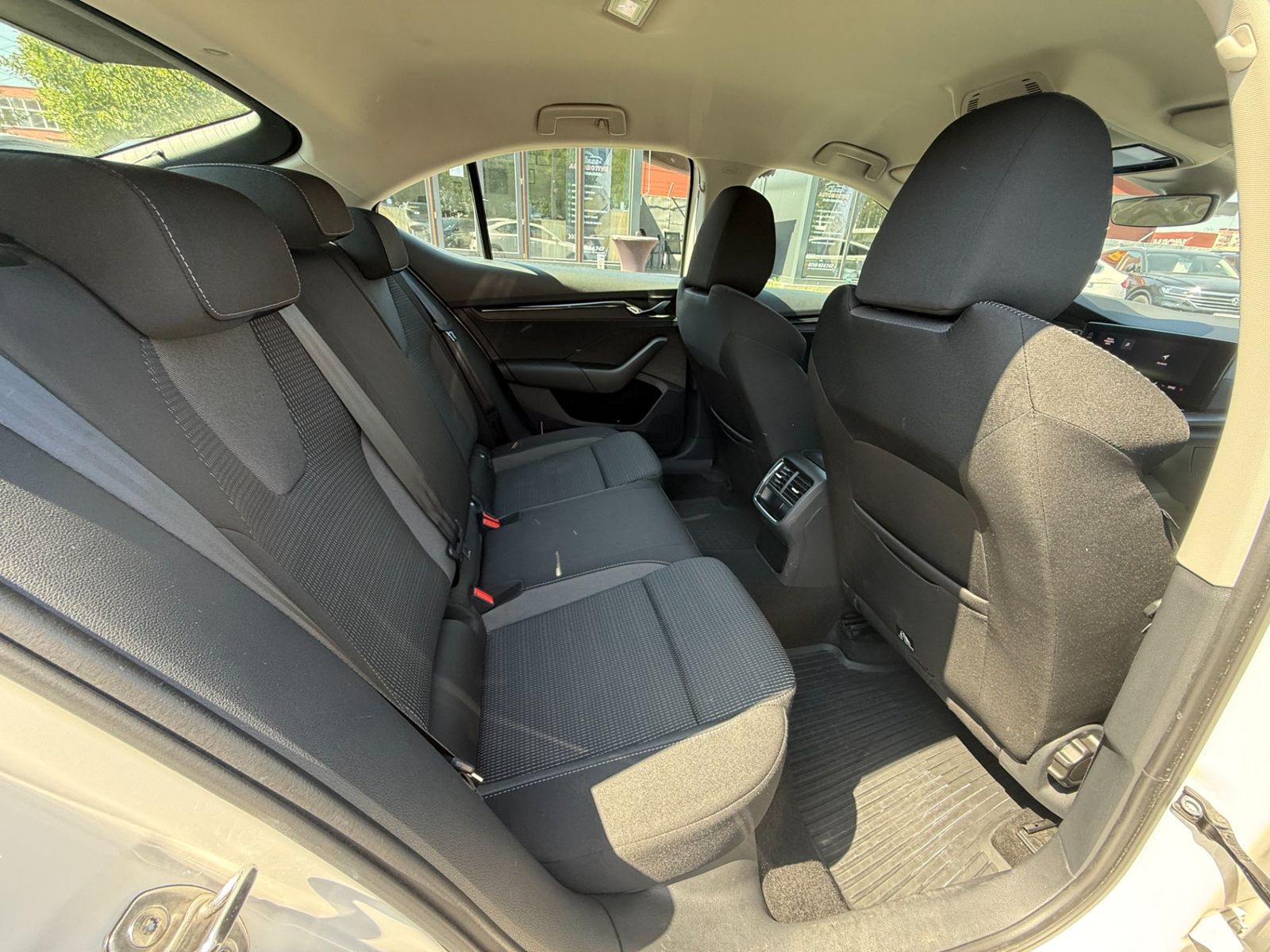 Skoda Octavia 2023 1.0 TSI DSG Mild Hybrid Ambition - foto 8