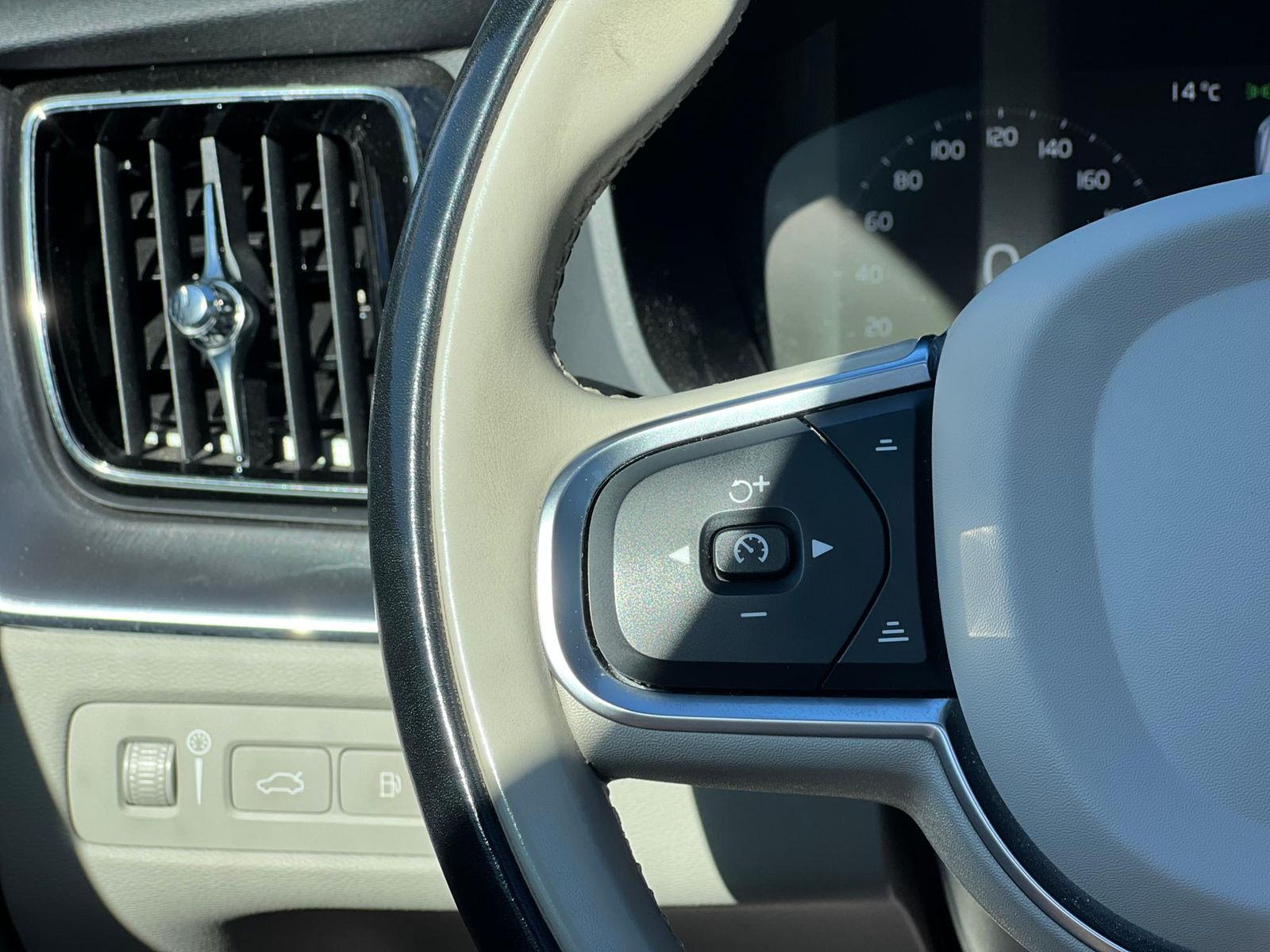 Volvo XC60 RECHARGE - INSCRIPTION T6 Hybrid AWD - Primul proprietar - foto 8