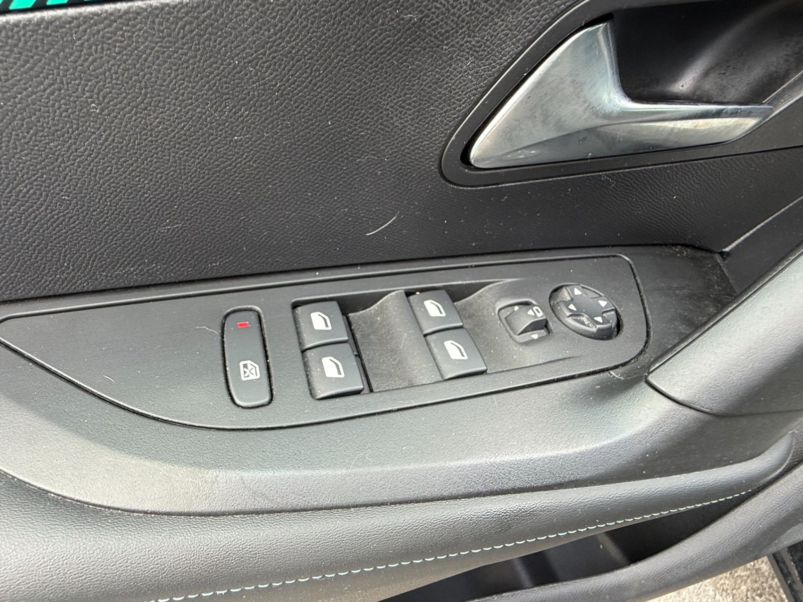 Peugeot 2008 2023 1.2 automat 130 CP Allure - foto 9
