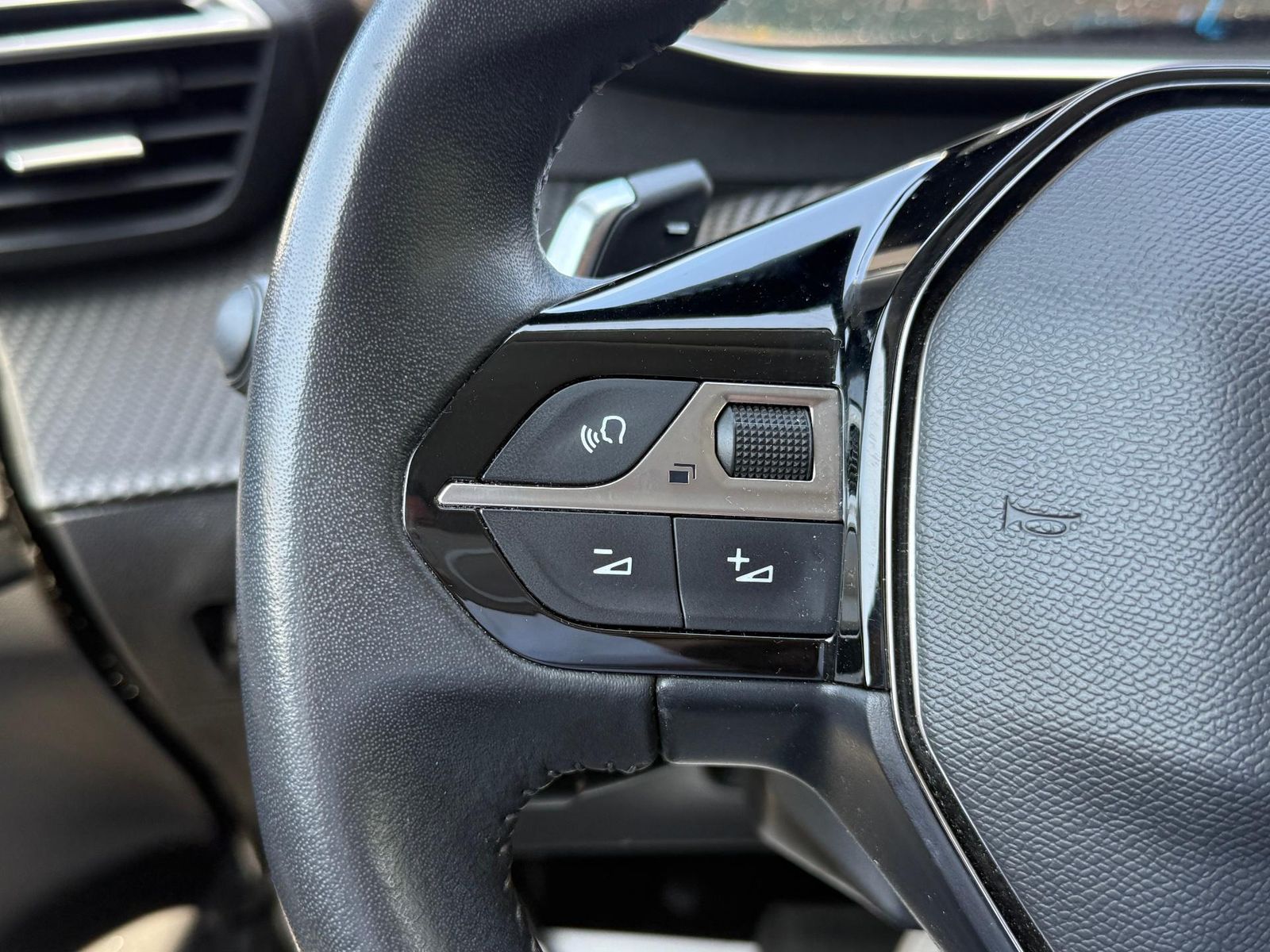Peugeot 208 2023 1.2 automat GT-Line 100 CP - foto 17