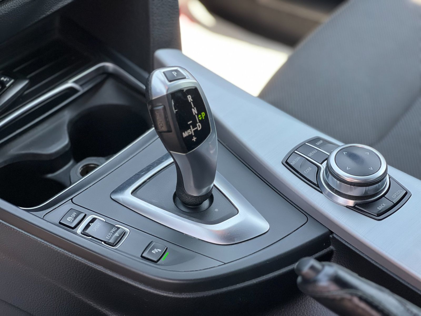 BMW Seria 3 2018 318i - foto 14