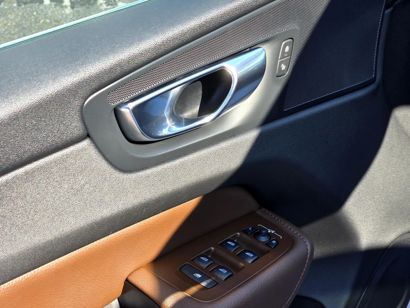 Volvo XC60 RECHARGE - INSCRIPTION T6 Hybrid AWD - Primul proprietar - foto 9